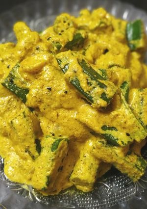 A picture of Bhindi with poppy seeds.