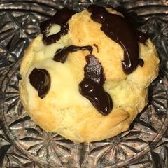 A picture of Cream Puffs.
