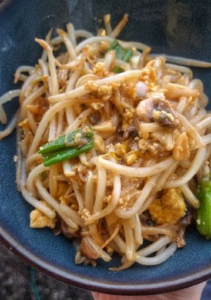 A picture of Bean Sprout & Mushroom Stir Fry.