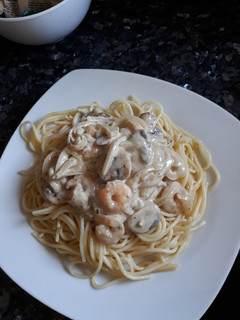Una foto de Salsa blanca con camarones y champiñones😋