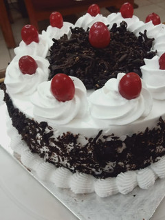 ब्लैक फॉरेस्ट केक (Black forest cake recipe in hindi) रेसिपी मुख्य फोटो
