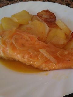 Una foto de Salmón a la naranja con patatas panadera