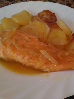 Una foto de Salmón a la naranja con patatas panadera