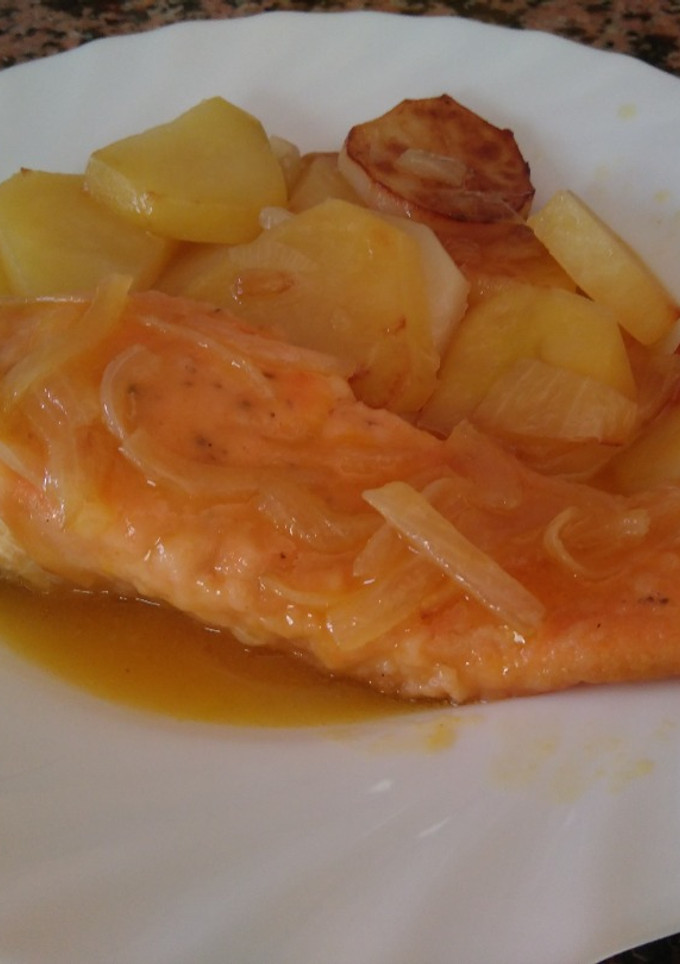 Una foto de Salmón a la naranja con patatas panadera