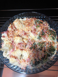 Una foto de Brócoli y coliflor con bacon y queso al horno