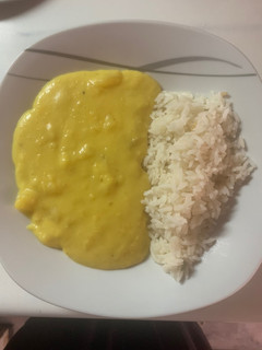 Una foto de Puré con cúrcuma y ensalada cocida