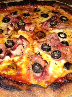 Una foto de Pizza con borde cheese!