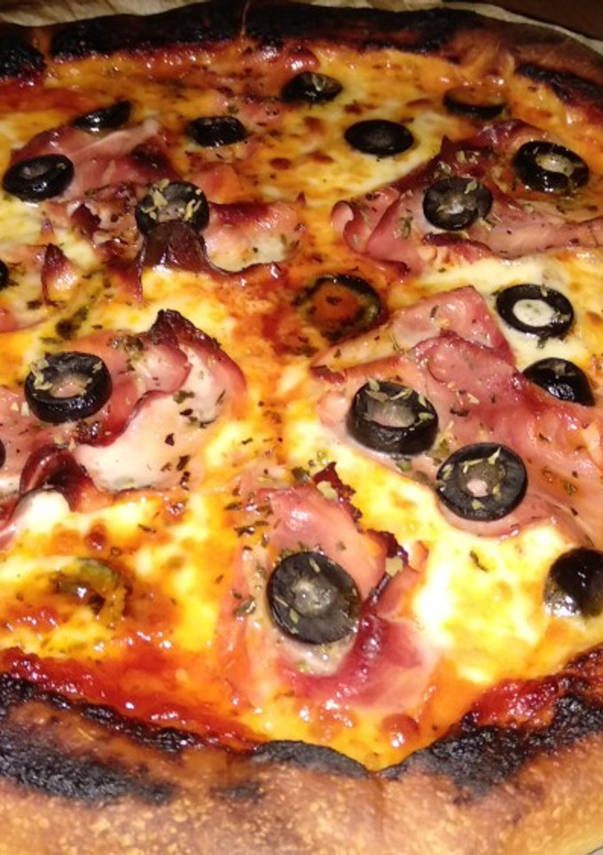 Una foto de Pizza con borde cheese!