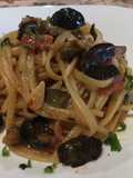 Linguine con Pomodori, Olive Nere, Capperi, Acciughe e Colata