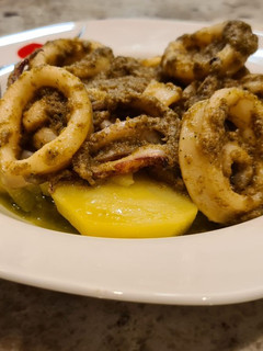 Una foto de Calamares salteados al pesto sobre cama de patatas