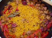 Una foto de arroz amarillo con salchichas