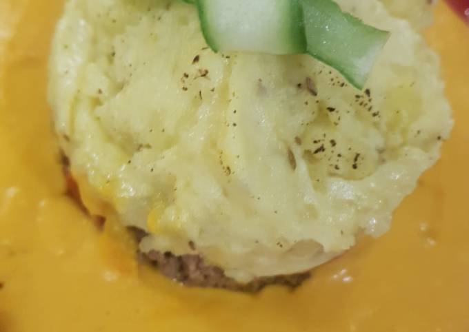 Mince and creamy mashed potatoe with an orange, squash sauce