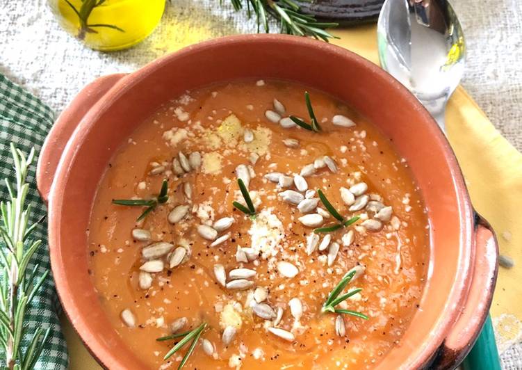 Recetta di Fatto in casa Vellutata di zucca al rosmarino