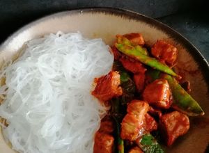 Una foto de Curry de solomillo de cerdo con tirabeques
