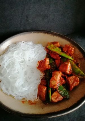 Una foto de Curry de solomillo de cerdo con tirabeques