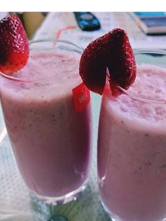 स्ट्रॉबेरी शेक(stawrberry shake recipe in hindi) रेसिपी मुख्य फोटो