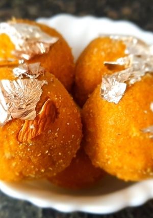 बेसन के लड्डू (besan ke ladoo recipe in Hindi) रेसिपी मुख्य फोटो