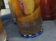 Una foto de duraznos en conservas
