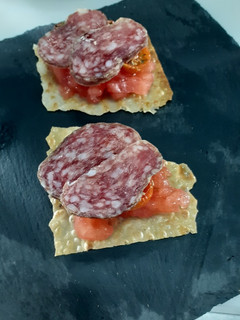 Una foto de Coca de Pan con Tomate