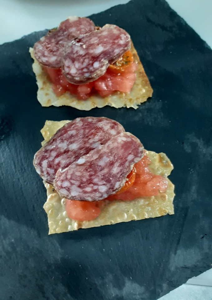 Una foto de Coca de Pan con Tomate