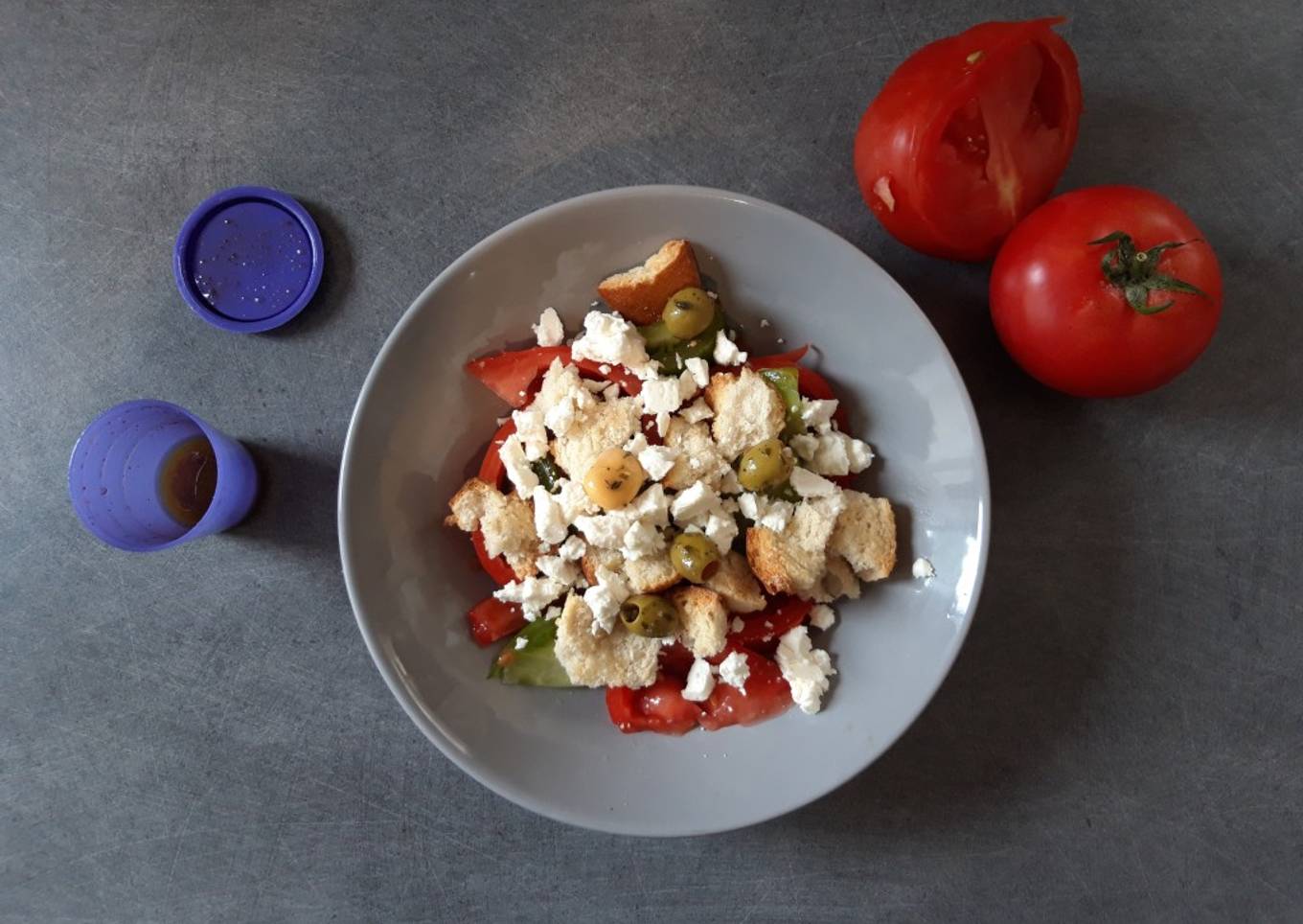 Salade au pain grillé