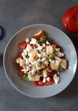 Une photo de Salade au pain grillé