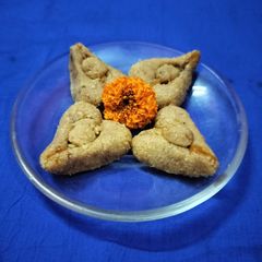 A picture of Ilish pati sandesh.
