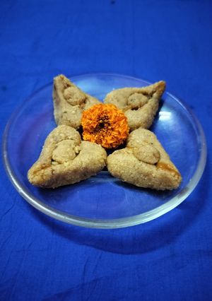 A picture of Ilish pati sandesh.