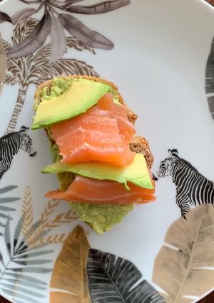 Une photo de Tartine avocat saumon