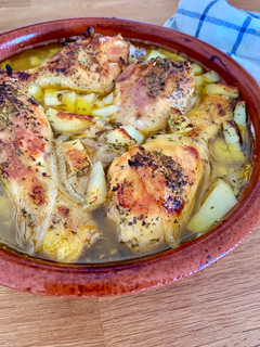 Una foto de Muslos de pollo al horno con patatas