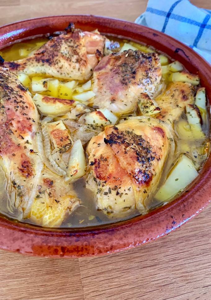 Una foto de Muslos de pollo al horno con patatas