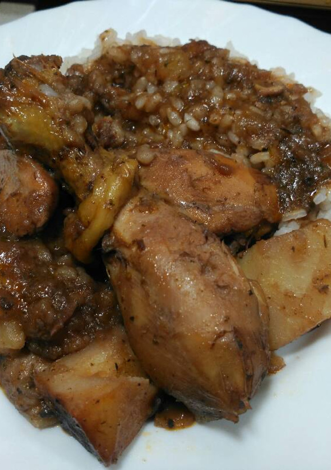 Una foto de Pollo con Patatas y Arroz