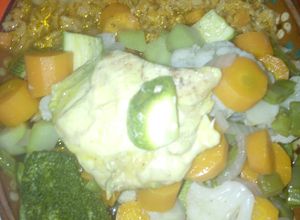 Una foto de Pollo en tipo mixiote con vegetales al vapor