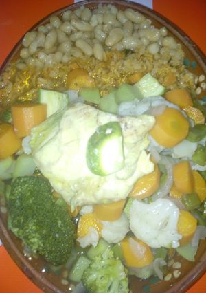Una foto de Pollo en tipo mixiote con vegetales al vapor