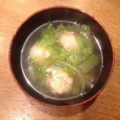 A picture of Chicken ball soup with Chinese cabbage.