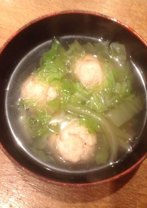 A picture of Chicken ball soup with Chinese cabbage.