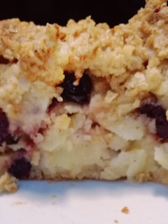 Una foto de Postre crocante de manzanas y pasas