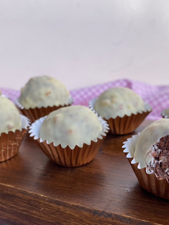 Una foto de Trufas de pastel de chocolate y almendras