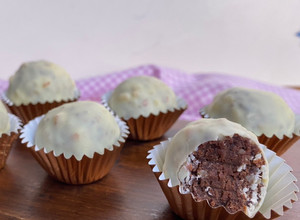 Una foto de Trufas de pastel de chocolate y almendras