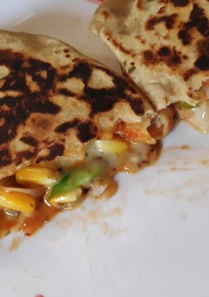 पिज़्ज़ा पराठा (Pizza paratha recipe in Hindi) रेसिपी मुख्य फोटो