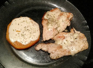 Una foto de Bifes de pechuga de pollo a la plancha con calabacín al horno