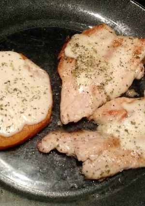 Una foto de Bifes de pechuga de pollo a la plancha con calabacín al horno