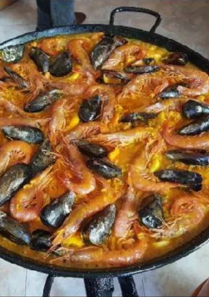 Una foto de Paella de marisco