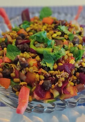 હેલ્ધી સલાડ (Healthy Salad Recipe In Gujarati) રેસીપી મુખ્ય ફોટો
