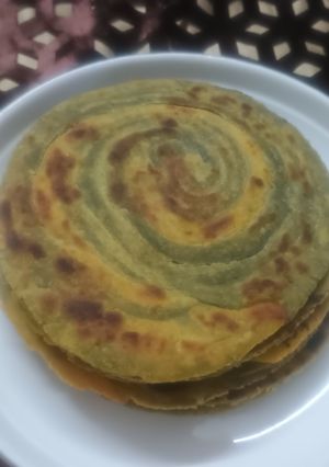पालक, बेसन लच्छा परांठा रेसिपी मुख्य फोटो