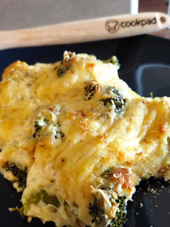 Csőben sült brokkoli hagymás besamell mártással 🥦🌰 recept fotója