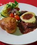 Lomito o fillet mignon en salsa de vino con sopa pya y ensalada
