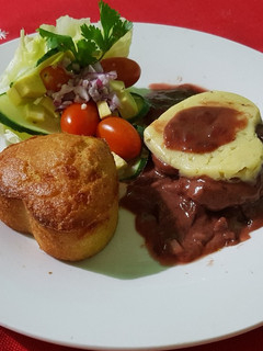 Una foto de Lomito o fillet mignon en salsa de vino con sopa pya y ensalada