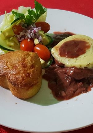 Una foto de Lomito o fillet mignon en salsa de vino con sopa pya y ensalada
