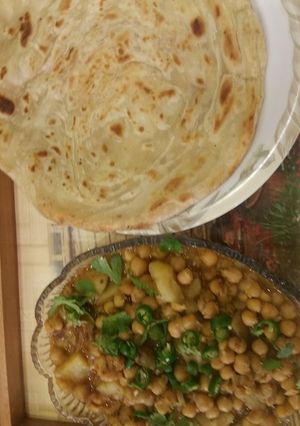 A picture of Lacha paratha.